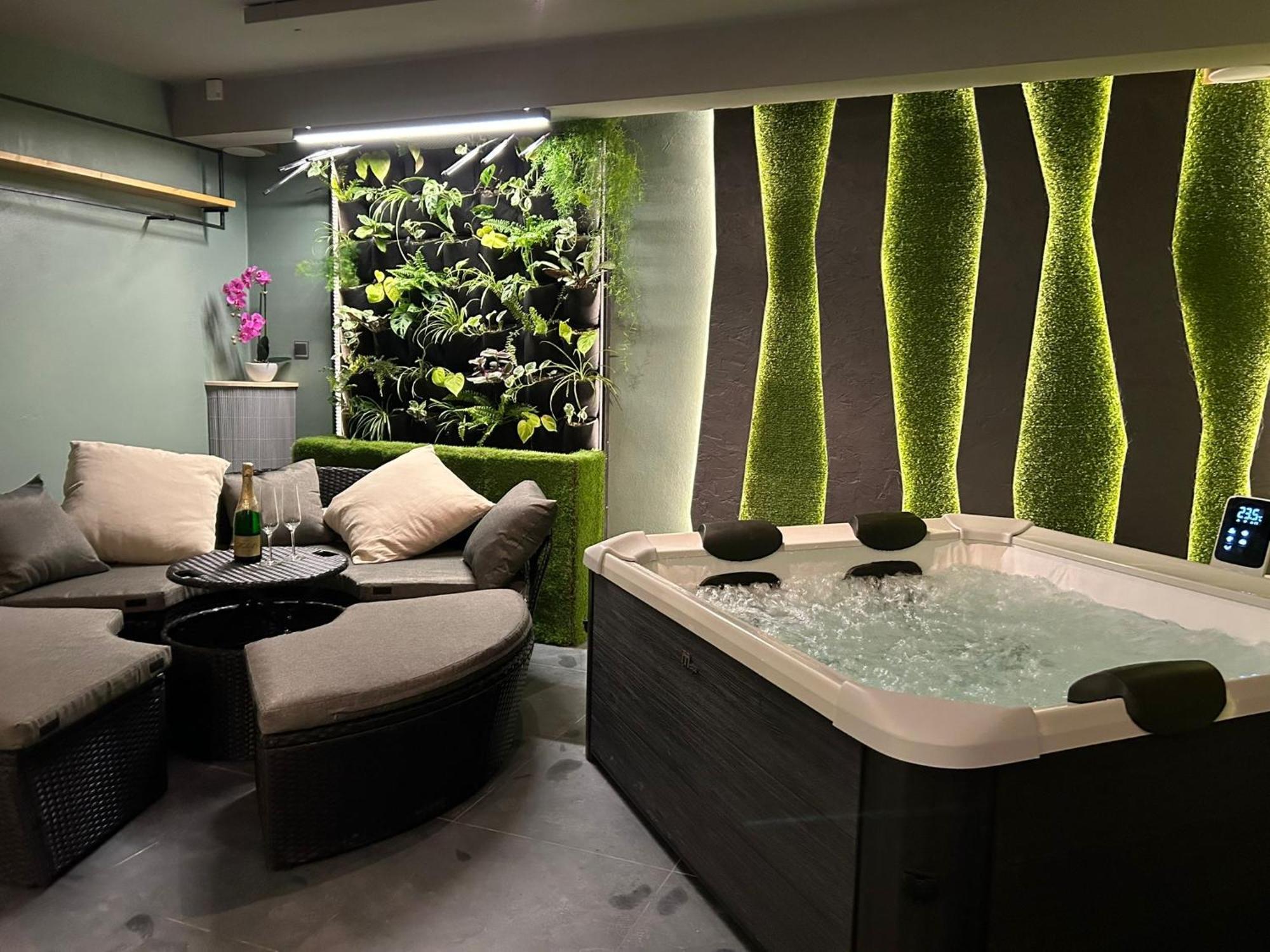 Leo Apartment Suite & Private Spa Zone - Old City Братислава Экстерьер фото