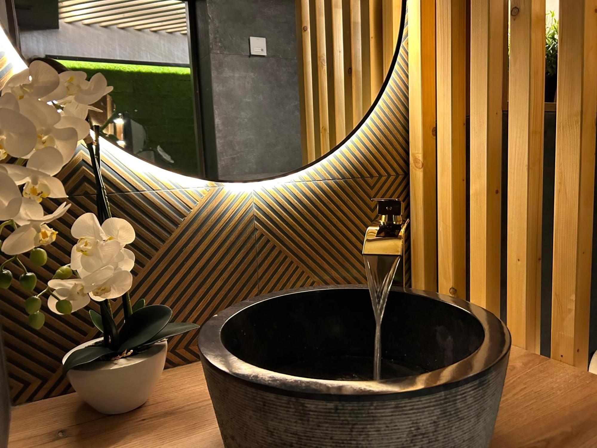 Leo Apartment Suite & Private Spa Zone - Old City Братислава Экстерьер фото