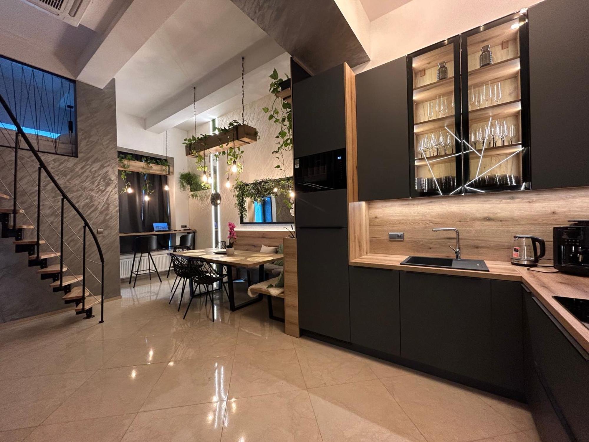 Leo Apartment Suite & Private Spa Zone - Old City Братислава Экстерьер фото